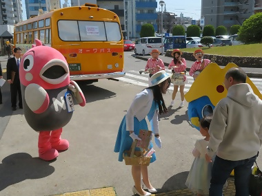 写真:プレゼントを配布するフェスタエンジェル