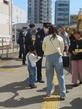 写真:防犯の啓発品を配布する様子