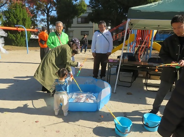 写真:魚釣りコーナー