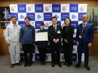 写真:記念撮影(感謝状贈呈)