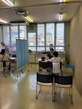 写真:歯科健診をしている様子