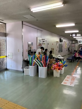 写真:プレゼントを渡している様子