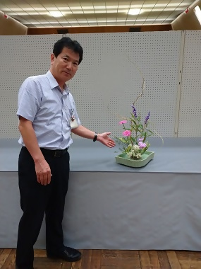 写真:区長と生け花