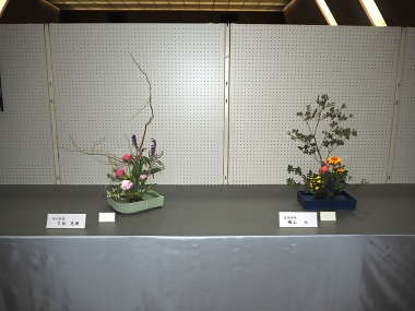 写真:区長花と部長花です