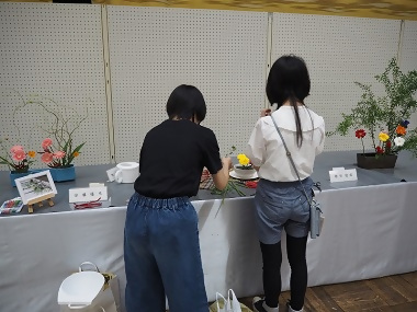 写真:生けこみをしている様子