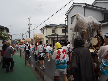 写真:神楽もそろって出発
