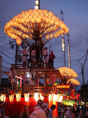 写真:一つ一つの提灯に火をともしてあげていく様子