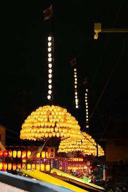 写真:三基の巻藁屋形が並ぶさま