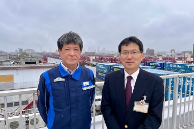 写真:駅本屋屋上において