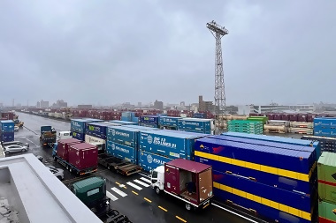 写真:多くのコンテナが積まれた構内の様子