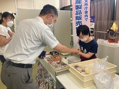 写真:購入の様子