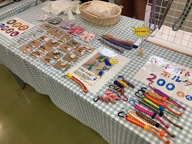 写真:カラフルな雑貨