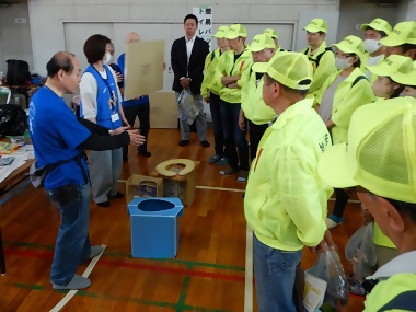写真:簡易パック式トイレ使用体験