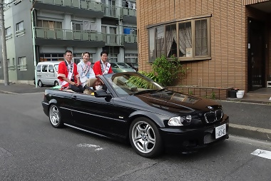 写真:ミス中川金魚まつり廣瀬さんとともにパレードに出発!