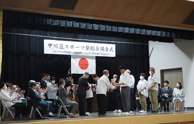 写真:優勝旗・優勝杯の返還