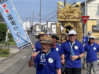 写真:新家の神楽(カグラ)の曳き回し