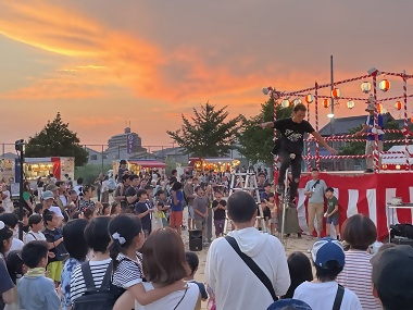 写真:大道芸人が華麗な技を披露