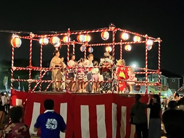 写真:夏まつり恒例の盆踊り