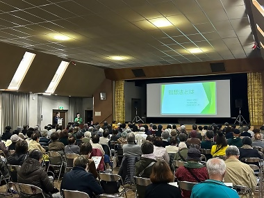 写真:映画上映前、回想法の説明