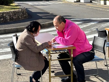 写真:フレイル予防アプリ登録のお手伝い