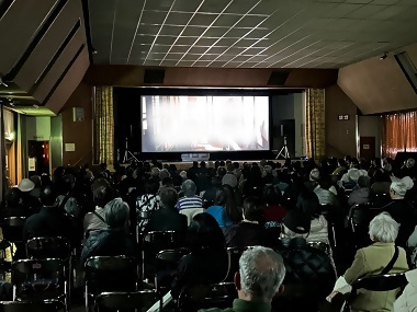 写真:皆さん映画に見入っています