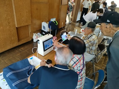 写真:血管年齢測定