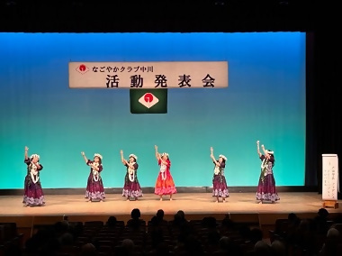 写真:みんなで元気にフラダンスです