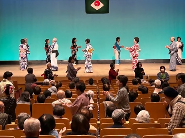 写真:最後は会場の皆さんも一緒に総踊り