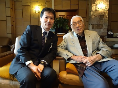 写真:吉田孝則さんと記念撮影