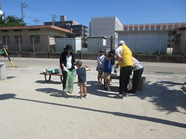 写真:清掃活動(露橋学区)