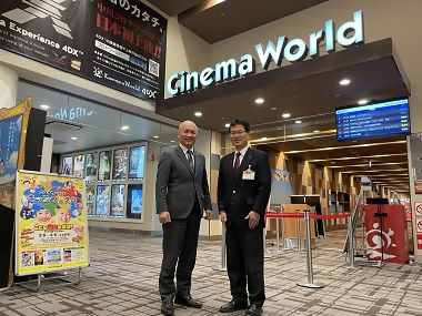 写真:ご協力いただいた中川コロナワールド工藤総支配人(左)