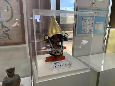 写真:金箔押烏帽子形兜