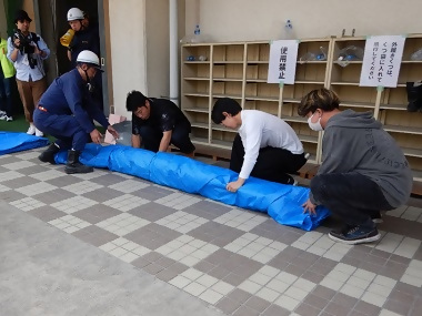 写真:簡易水防工法訓練