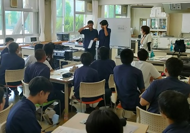 写真:認知症の人と電話でやりとりする寸劇(1年生)