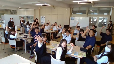 写真:認知症サポーターの証「オレンジリング」を身に着けて撮影(3年生)