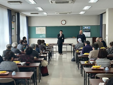 写真:給食会前あいさつ