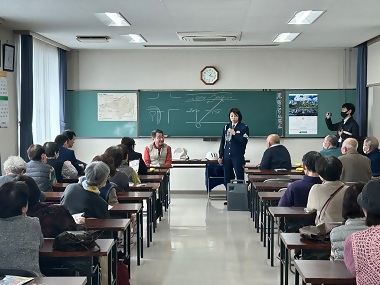 写真:交通安全啓発活動の様子1