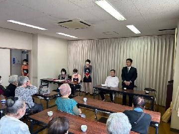 写真:給食会前のあいさつ