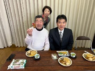 写真:学区区政協力委員長と民生委員・児童委員協議会会長とご一緒に