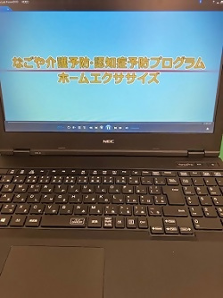 写真：プログラム画面を表示しているパソコン