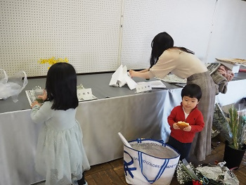 写真：子供たちが生け花をする様子