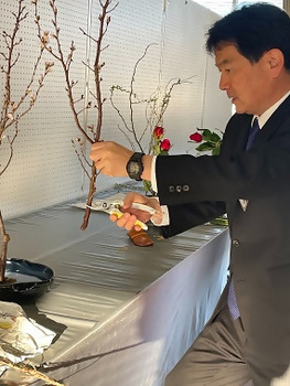 写真：生け花に挑戦する区長