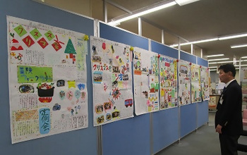 写真：中川区子ども会連合会活動記録展の展示と区長