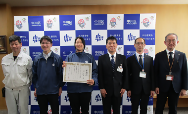 写真：記念撮影の様子（3月18日）