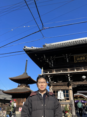 写真：区長と荒子観音寺山門及び多宝塔