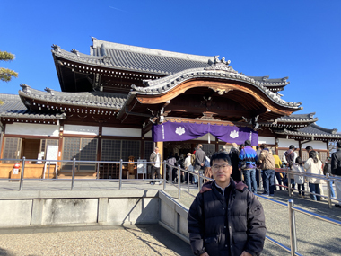 写真：区長と荒子観音寺本堂