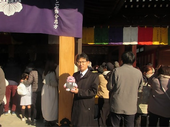 写真：荒子観音寺とナッピーを持った区長