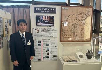 写真：区長と「富田地区の歴史と魅力紹介コーナー」