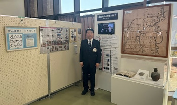 写真：区長と従来の展示と新設の紹介コーナー