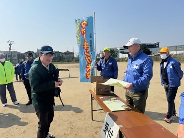 写真：区長が受付をしている様子